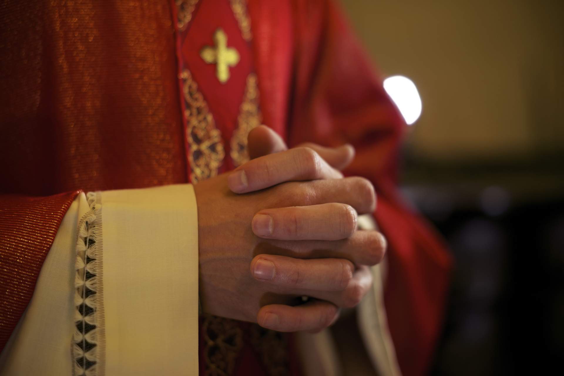 Priestpraying_25625821_l-2015